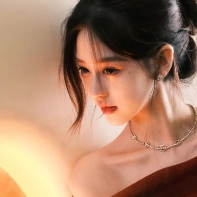 一个唱歌，另一个不唱歌